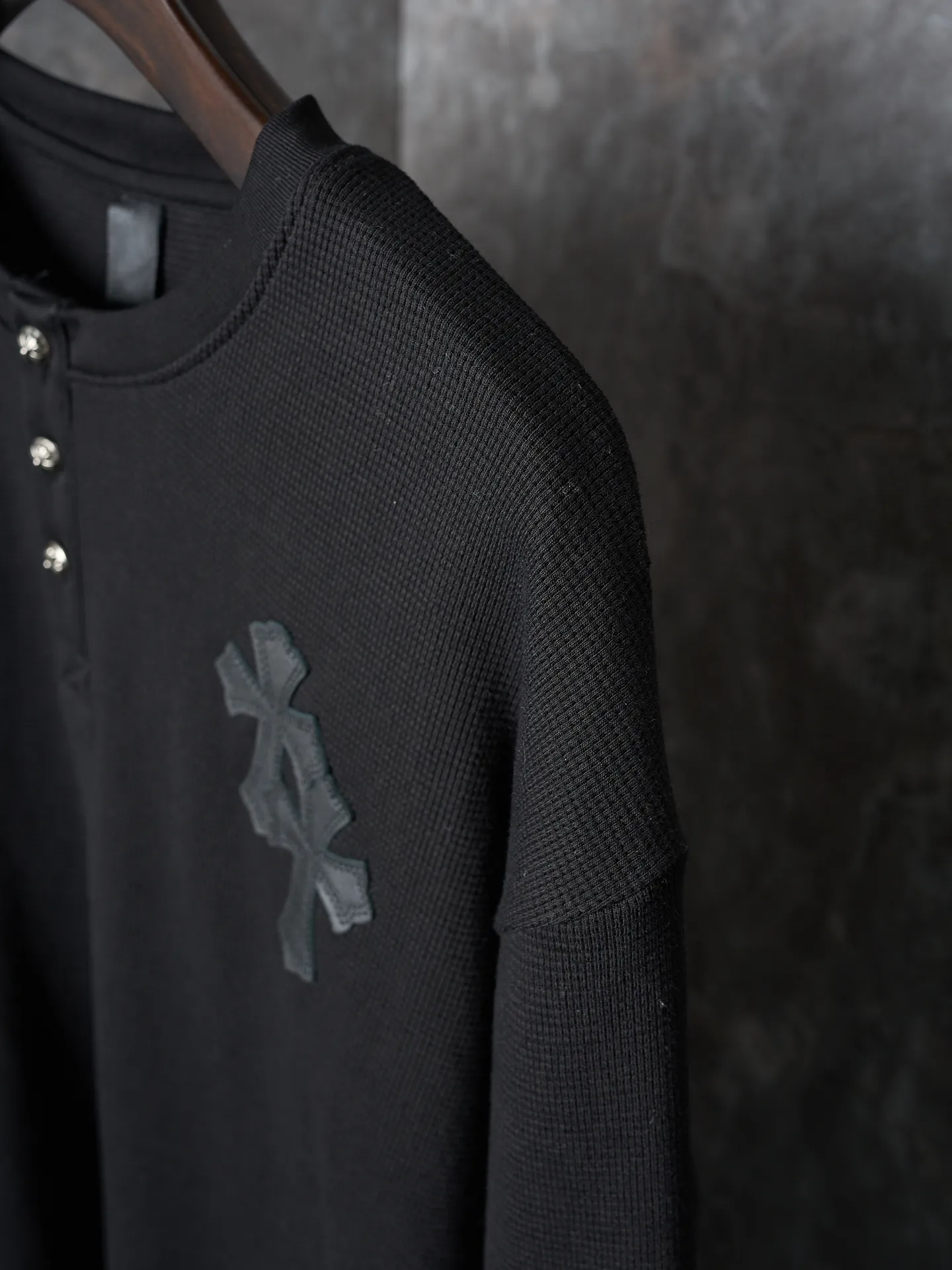 P340 Actual hanging auction] Chrome Hearts/Chrome Hearts Waffle Cross Leather Appliqué Silver Button Long Sleeves [Ready Stock] S M L XL Customized Pure Cotton Waffle Yawei with Fine Texture, Softness and Moisture. The calmness of black and the flexibility of waffle complement each other. The Chrome Hearts Cross leather decoration on the chest becomes the ultimate interpretation of the dark Gothic style. The hand-stitched logo button is like a miniature work of art, which is more noble and elegant. The iron plate with the logo on the back sways slightly as the body swings, adding a sense of movement and vitality. It is unobtrusive but has an indescribable aura. It interprets the perfect blend of retro and luxury. It adopts imported machine appliqué embroidery technology and uses advanced computer control systems and precise mechanical components to realize the Chrome Hearts cross leather appliqué operation. It presents an embroidery effect with both clarity and three-dimensionality. The fabrics have been washed and have a better hand feel. They are not easy to deform, shrink or fade. Maintains long-lasting beauty with a loose fit